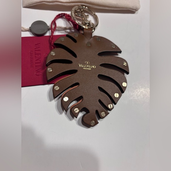 NWT $567  Valentino Rockstud Leaf Leather Bag Charm/Keychain - Picture 10 of 16